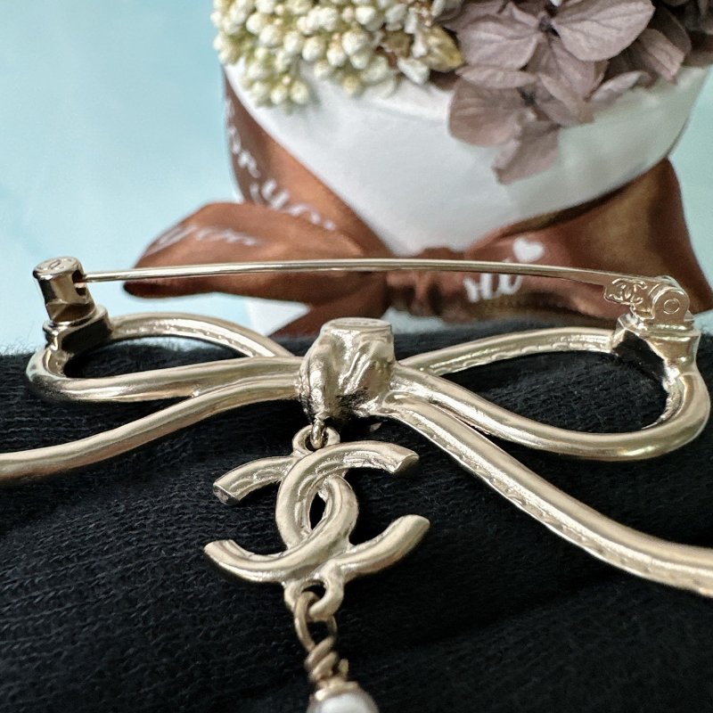 CHANEL 全新蝴蝶結珍珠雙C吊墜胸針-6