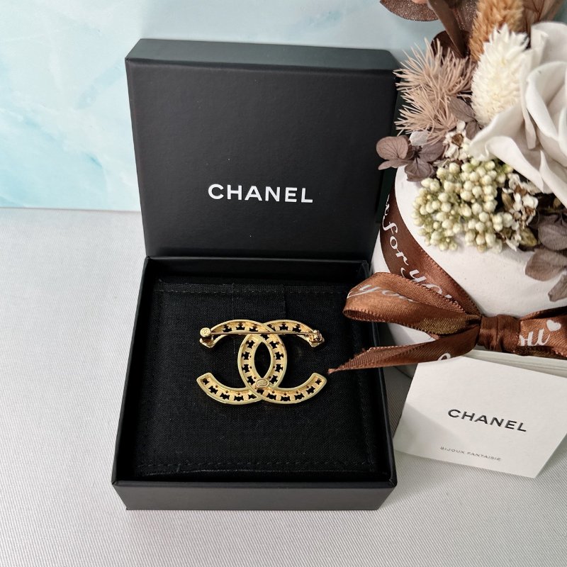 CHANEL 全新雙C鏤空胸針-1