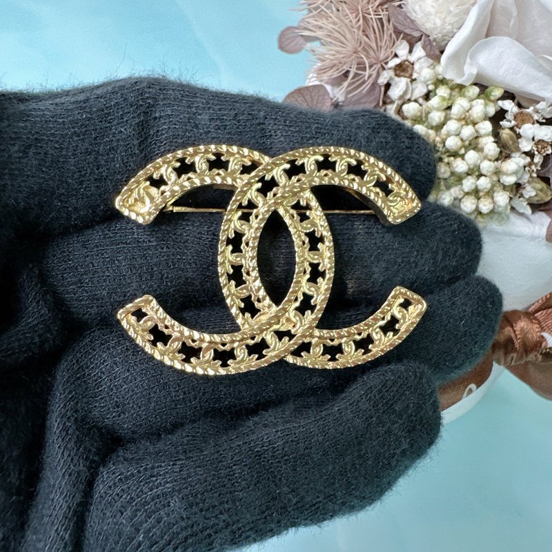 CHANEL 全新雙C鏤空胸針-2