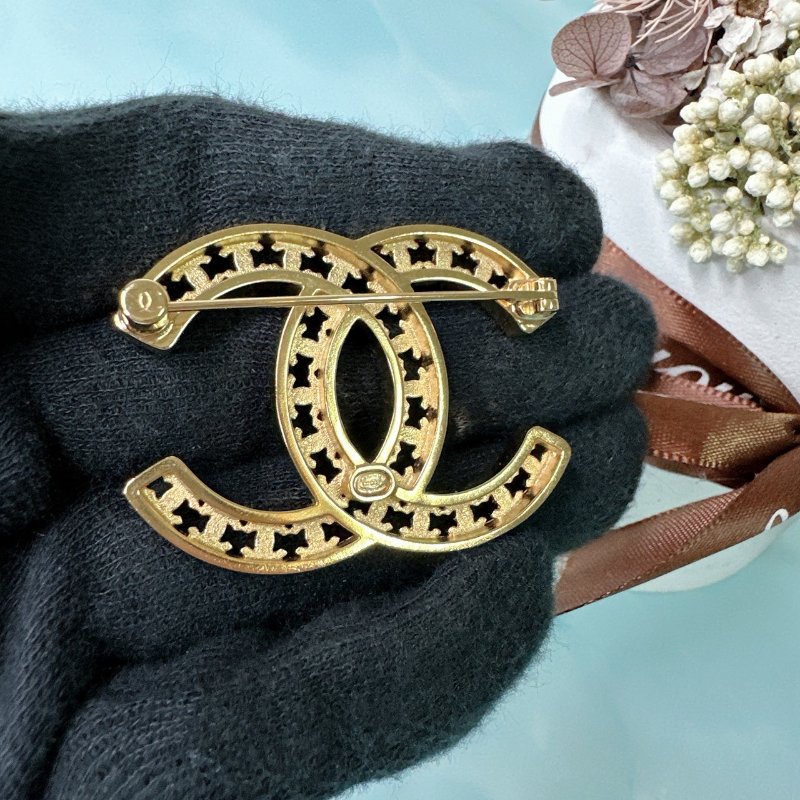 CHANEL 全新雙C鏤空胸針-3