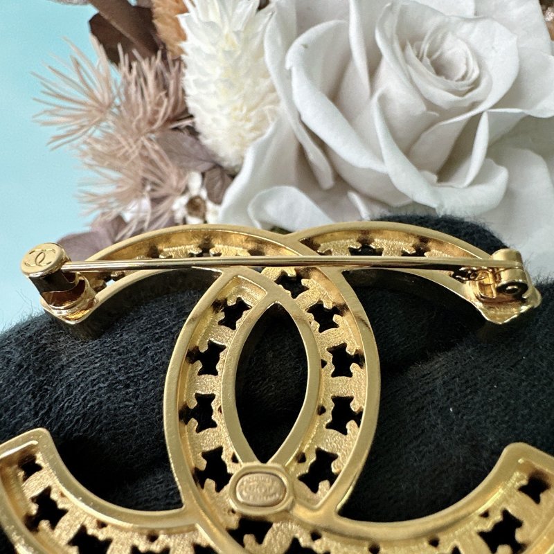 CHANEL 全新雙C鏤空胸針-6