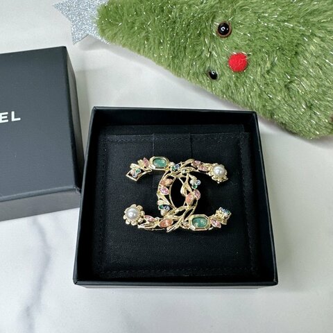 CHANEL 全新彩色寶石胸針