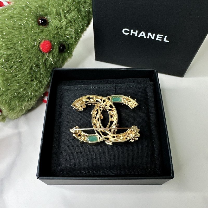 CHANEL 全新彩色寶石胸針-1