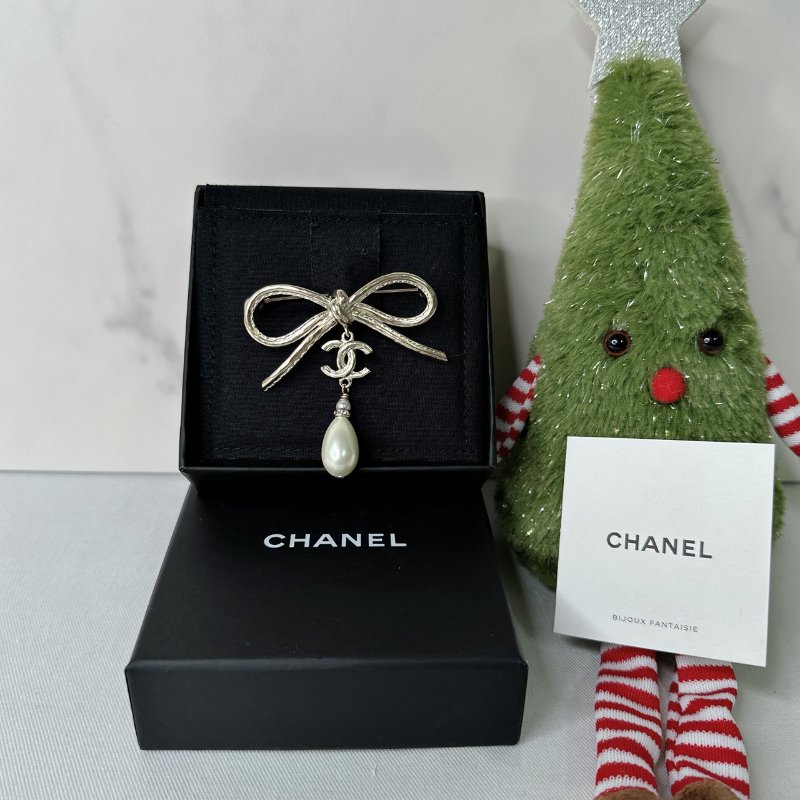 CHANEL 全新蝴蝶結珍珠logo吊墜胸針-0