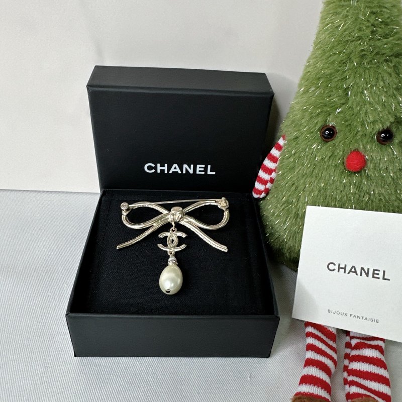 CHANEL 全新蝴蝶結珍珠logo吊墜胸針-1