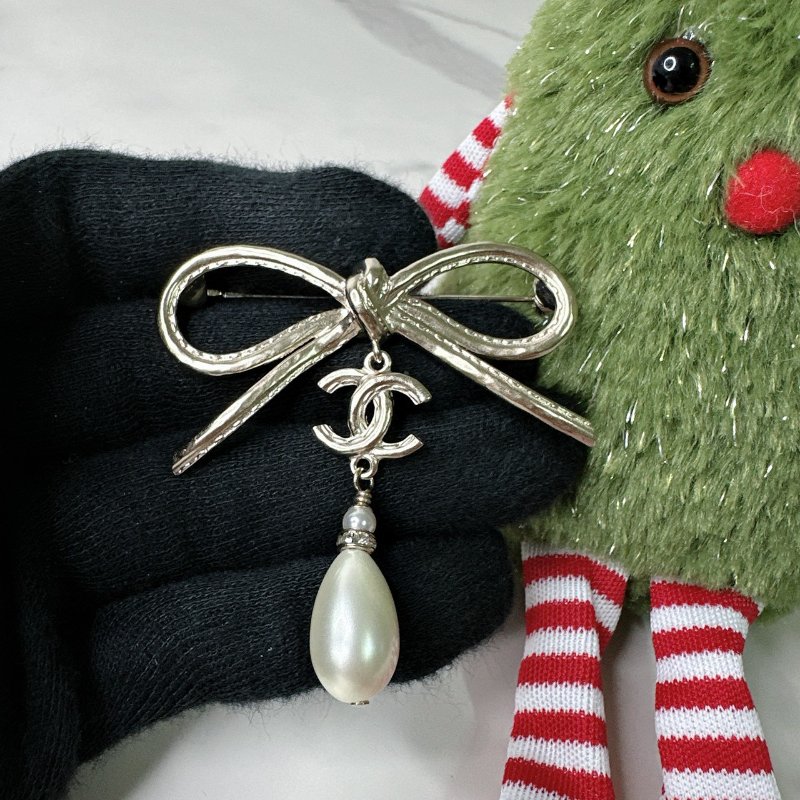 CHANEL 全新蝴蝶結珍珠logo吊墜胸針-2