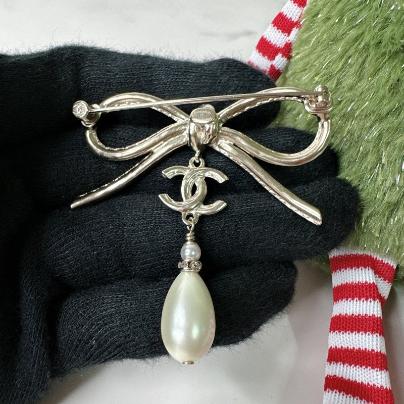 CHANEL 全新蝴蝶結珍珠logo吊墜胸針-3