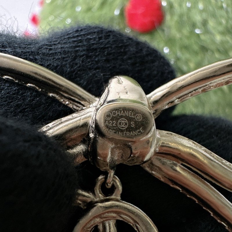 CHANEL 全新蝴蝶結珍珠logo吊墜胸針-4