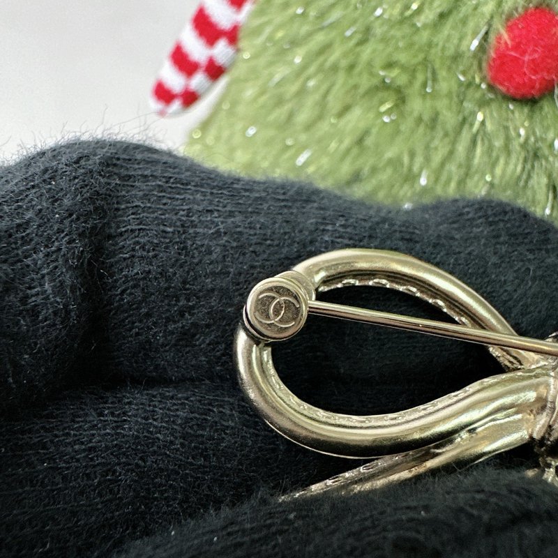 CHANEL 全新蝴蝶結珍珠logo吊墜胸針-5