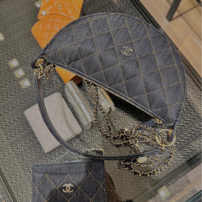 Chanel 牛仔外縫彎月hobo bag.雙鏈Handle 🌙全新品 飯盒包-11