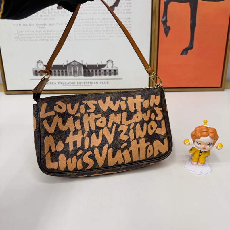 Lv涂鸦限定麻将腋下包-0