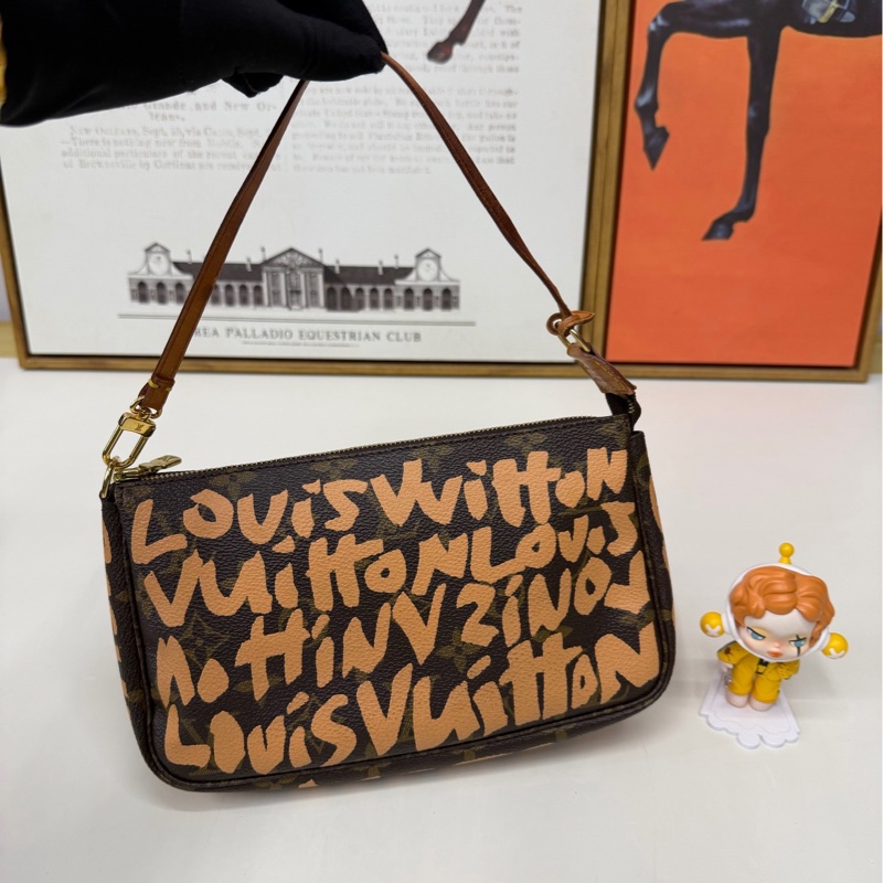 Lv涂鸦限定麻将腋下包-1