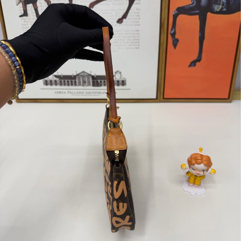 Lv涂鸦限定麻将腋下包-2