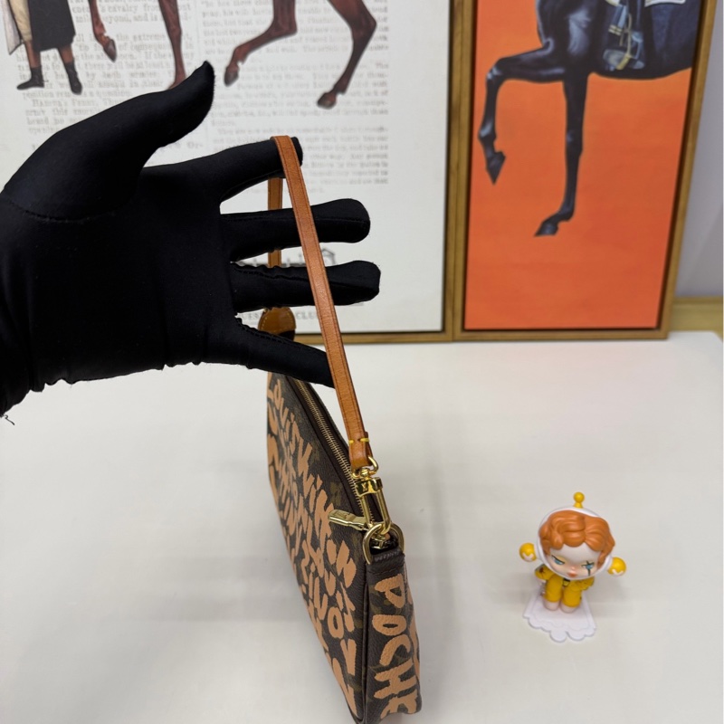 Lv涂鸦限定麻将腋下包-3