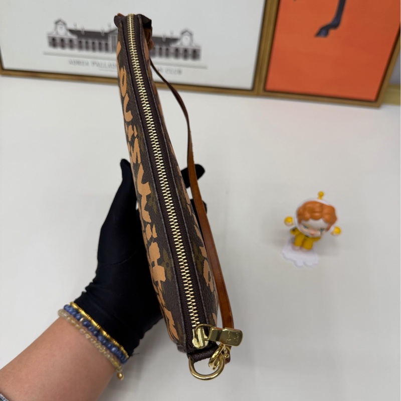 Lv涂鸦限定麻将腋下包-6