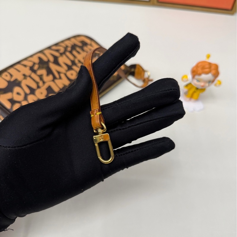 Lv涂鸦限定麻将腋下包-7