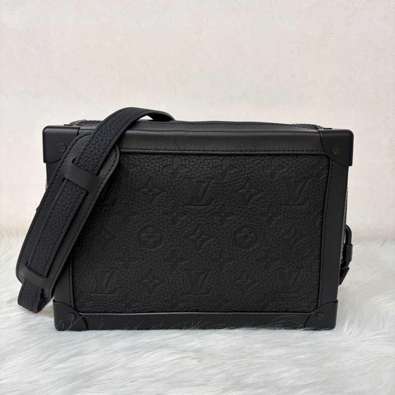 LV M53288 Soft Trunk黑色 壓紋 牛皮 軟箱 皮革 方箱 斜背包-0