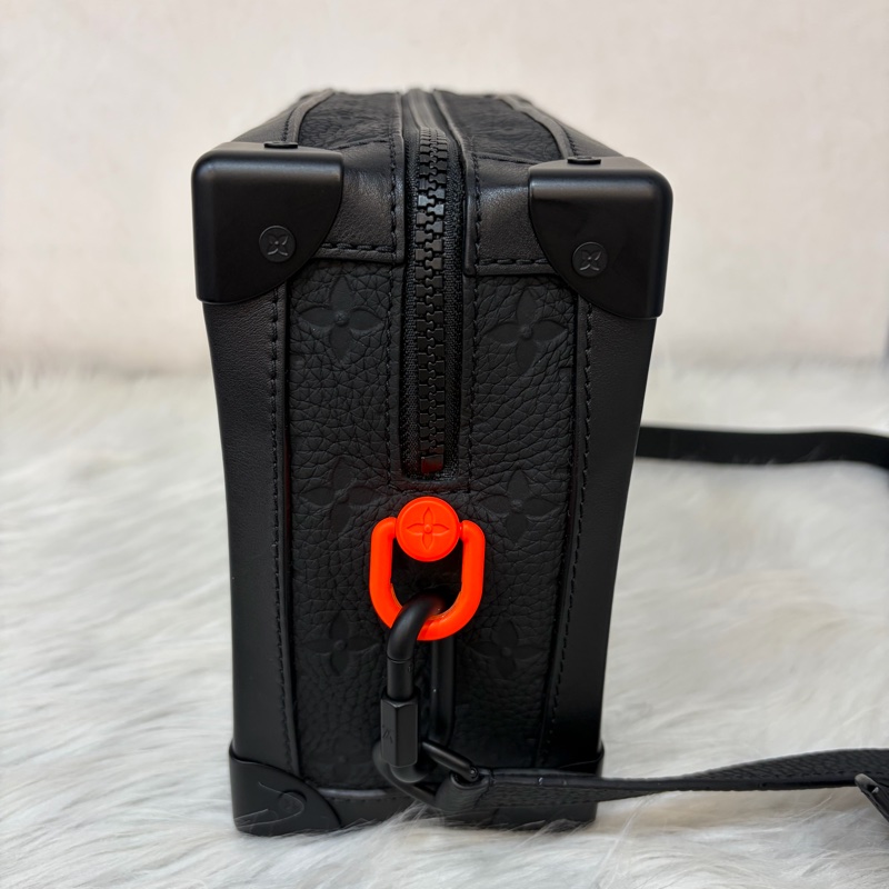 LV M53288 Soft Trunk黑色 壓紋 牛皮 軟箱 皮革 方箱 斜背包-4