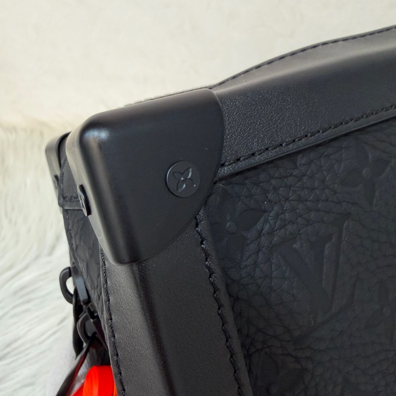 LV M53288 Soft Trunk黑色 壓紋 牛皮 軟箱 皮革 方箱 斜背包-7