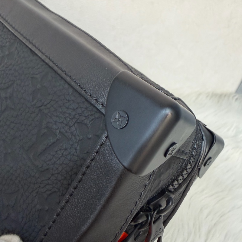 LV M53288 Soft Trunk黑色 壓紋 牛皮 軟箱 皮革 方箱 斜背包-9