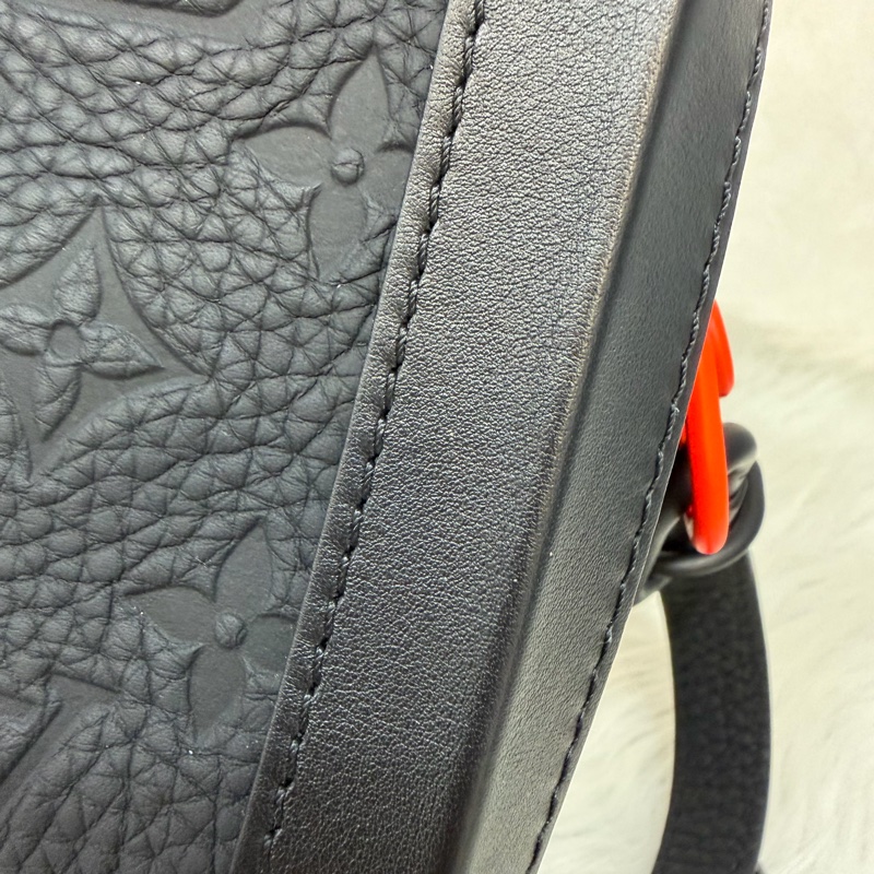 LV M53288 Soft Trunk黑色 壓紋 牛皮 軟箱 皮革 方箱 斜背包-18