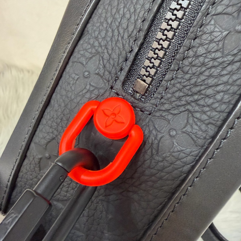 LV M53288 Soft Trunk黑色 壓紋 牛皮 軟箱 皮革 方箱 斜背包-21