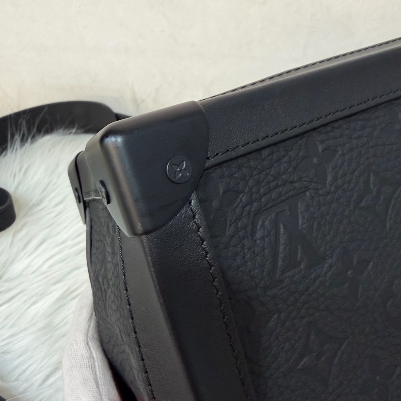 LV M53288 Soft Trunk黑色 壓紋 牛皮 軟箱 皮革 方箱 斜背包-63