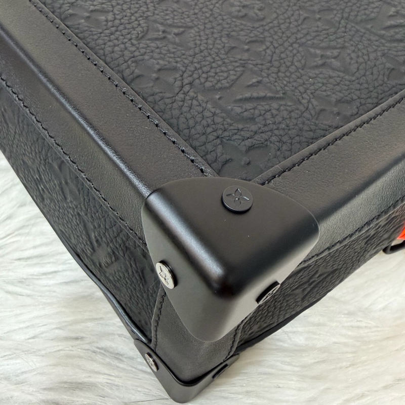 LV M53288 Soft Trunk黑色 壓紋 牛皮 軟箱 皮革 方箱 斜背包-64