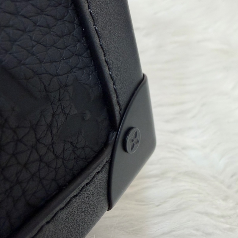 LV M53288 Soft Trunk黑色 壓紋 牛皮 軟箱 皮革 方箱 斜背包-67