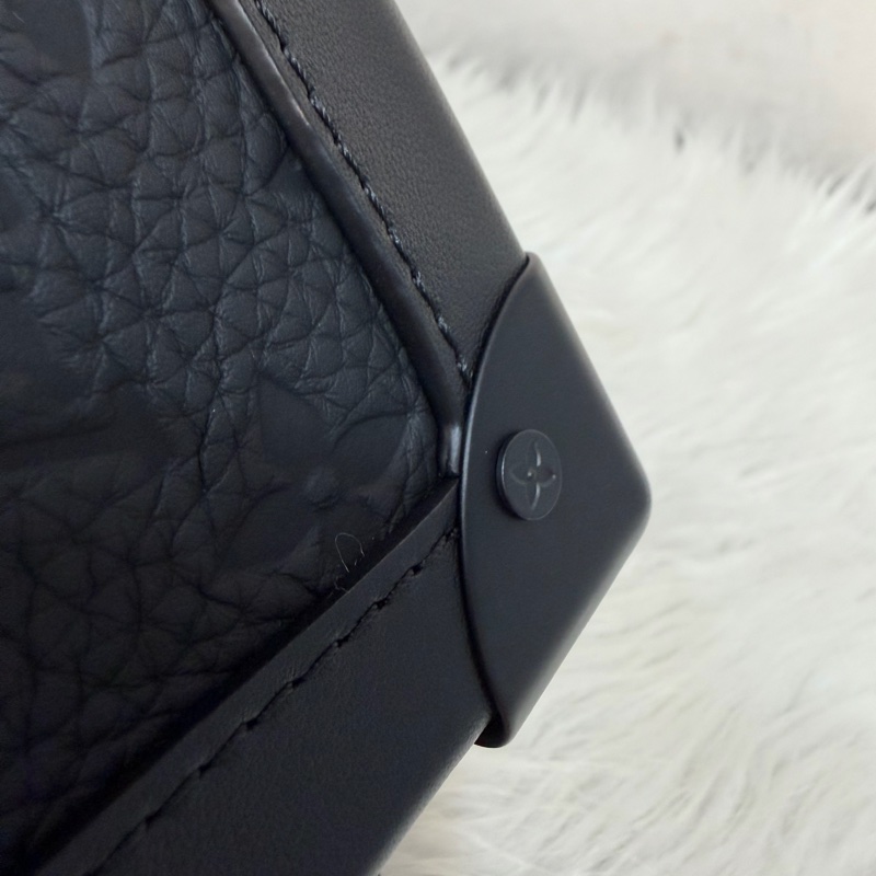 LV M53288 Soft Trunk黑色 壓紋 牛皮 軟箱 皮革 方箱 斜背包-69