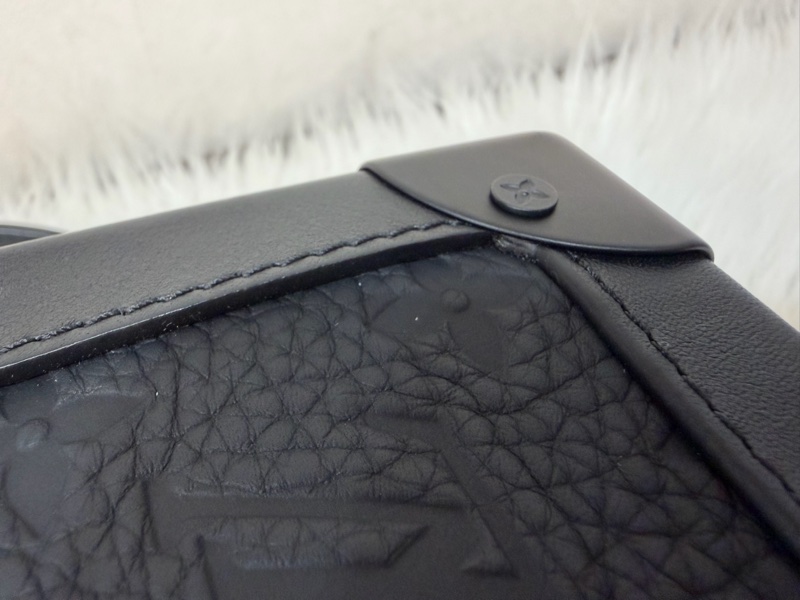 LV M53288 Soft Trunk黑色 壓紋 牛皮 軟箱 皮革 方箱 斜背包-70