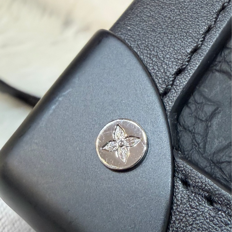 LV M53288 Soft Trunk黑色 壓紋 牛皮 軟箱 皮革 方箱 斜背包-72