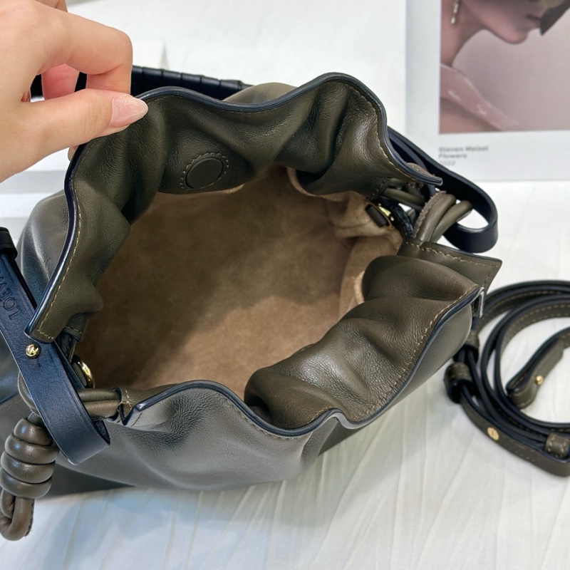 閒置新Loewe羅意威軍綠色福袋斜挎包-6