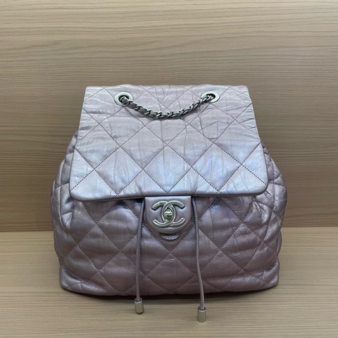 NO:D8 Chanel 雙肩包 珠光紫羊皮2018年 24開 超大容量绝绝紫 洋里洋气 又乖又美 翻开内里像一片山茶花宇宙星夜 实物阳光下细闪超美有塵袋 無卡無盒子尺寸27*29