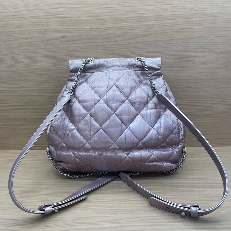 NO:D8 Chanel 雙肩包 珠光紫羊皮2018年 24開 超大容量绝绝紫 洋里洋气 又乖又美 翻开内里像一片山茶花宇宙星夜 实物阳光下细闪超美有塵袋 無卡無盒子尺寸27*29-1