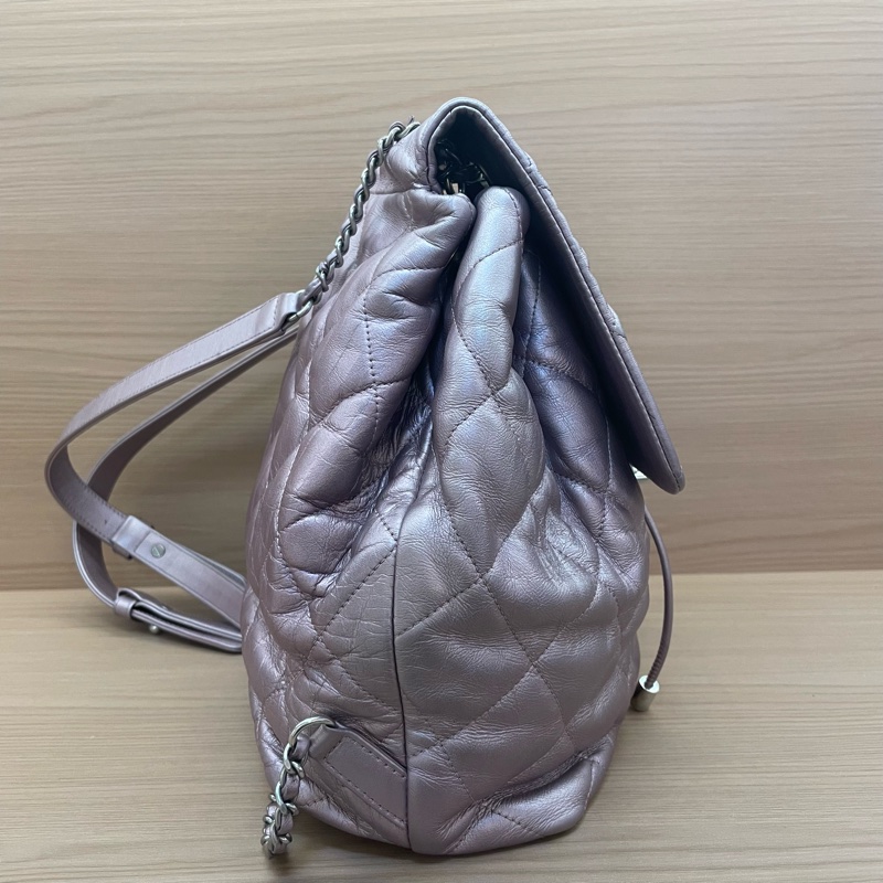 NO:D8 Chanel 雙肩包 珠光紫羊皮2018年 24開 超大容量绝绝紫 洋里洋气 又乖又美 翻开内里像一片山茶花宇宙星夜 实物阳光下细闪超美有塵袋 無卡無盒子尺寸27*29-2