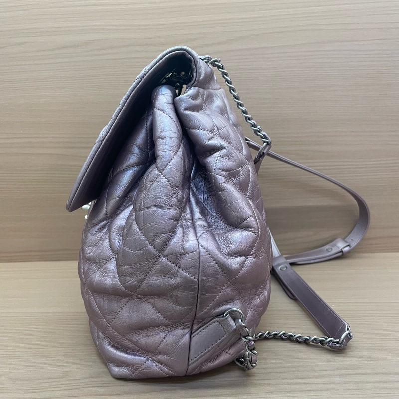 NO:D8 Chanel 雙肩包 珠光紫羊皮2018年 24開 超大容量绝绝紫 洋里洋气 又乖又美 翻开内里像一片山茶花宇宙星夜 实物阳光下细闪超美有塵袋 無卡無盒子尺寸27*29-3