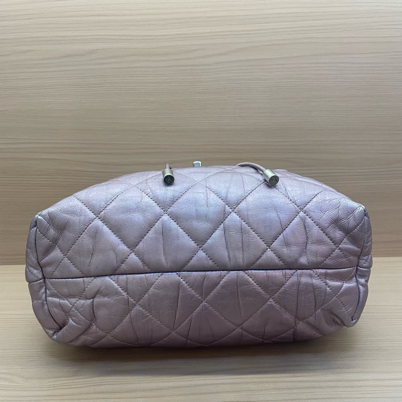 NO:D8 Chanel 雙肩包 珠光紫羊皮2018年 24開 超大容量绝绝紫 洋里洋气 又乖又美 翻开内里像一片山茶花宇宙星夜 实物阳光下细闪超美有塵袋 無卡無盒子尺寸27*29-5