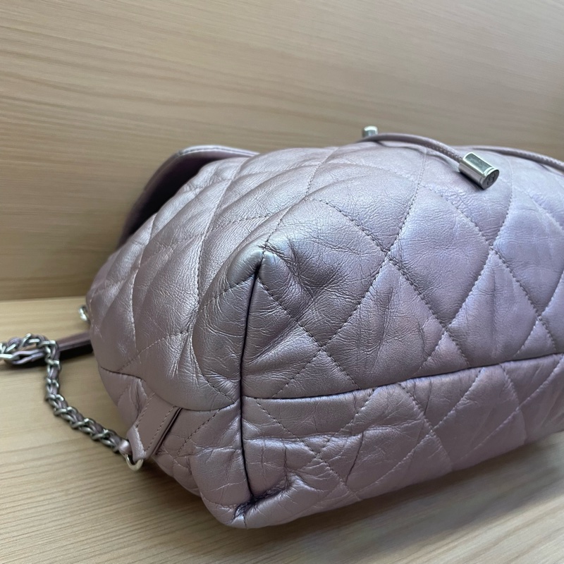 NO:D8 Chanel 雙肩包 珠光紫羊皮2018年 24開 超大容量绝绝紫 洋里洋气 又乖又美 翻开内里像一片山茶花宇宙星夜 实物阳光下细闪超美有塵袋 無卡無盒子尺寸27*29-6