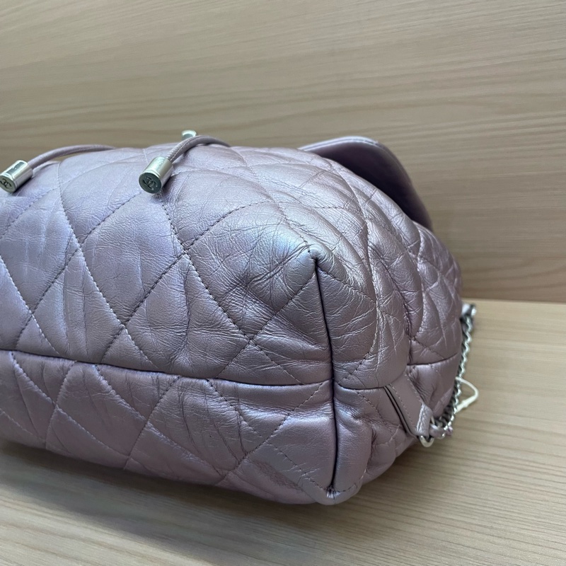 NO:D8 Chanel 雙肩包 珠光紫羊皮2018年 24開 超大容量绝绝紫 洋里洋气 又乖又美 翻开内里像一片山茶花宇宙星夜 实物阳光下细闪超美有塵袋 無卡無盒子尺寸27*29-7