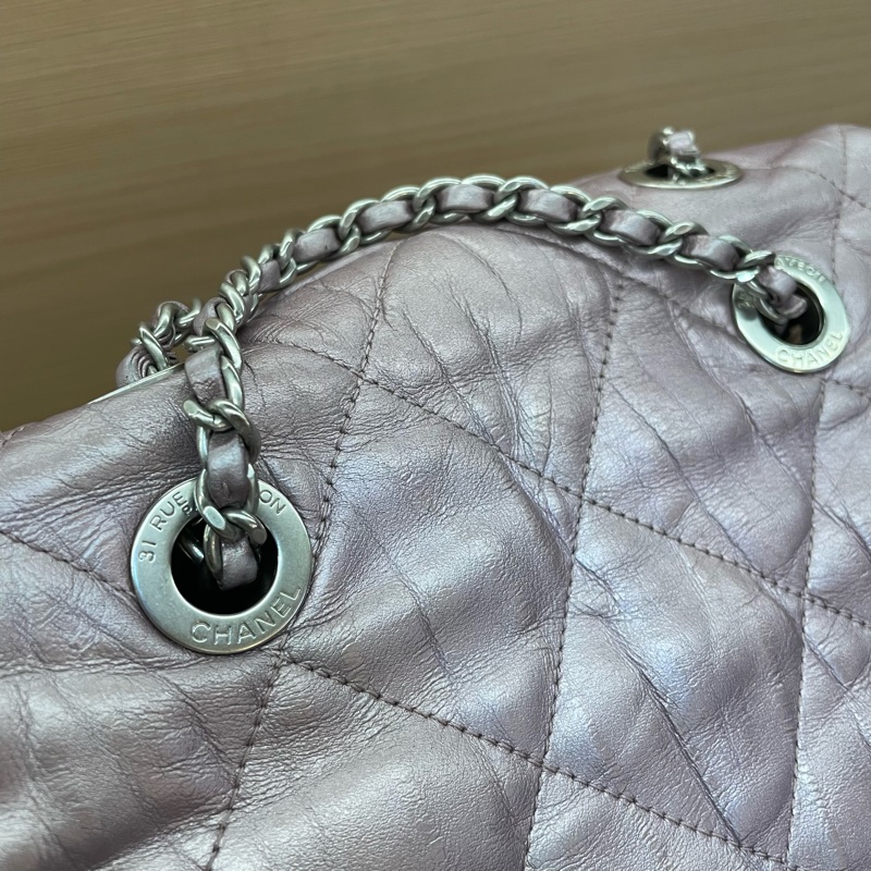 NO:D8 Chanel 雙肩包 珠光紫羊皮2018年 24開 超大容量绝绝紫 洋里洋气 又乖又美 翻开内里像一片山茶花宇宙星夜 实物阳光下细闪超美有塵袋 無卡無盒子尺寸27*29-8