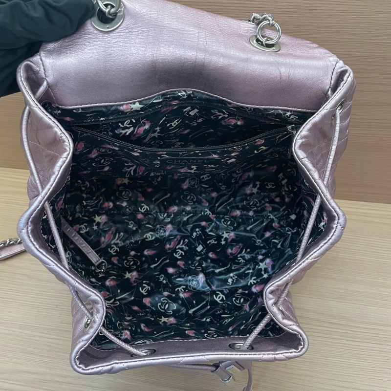 NO:D8 Chanel 雙肩包 珠光紫羊皮2018年 24開 超大容量绝绝紫 洋里洋气 又乖又美 翻开内里像一片山茶花宇宙星夜 实物阳光下细闪超美有塵袋 無卡無盒子尺寸27*29-10