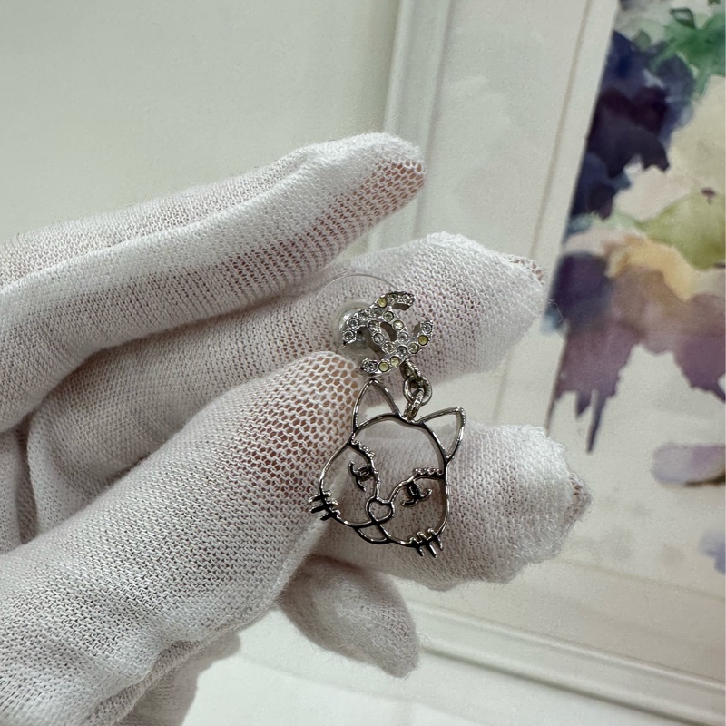 Chanel香奈兒雙C貓咪耳環,銀色,鏤空貓頭設計-1