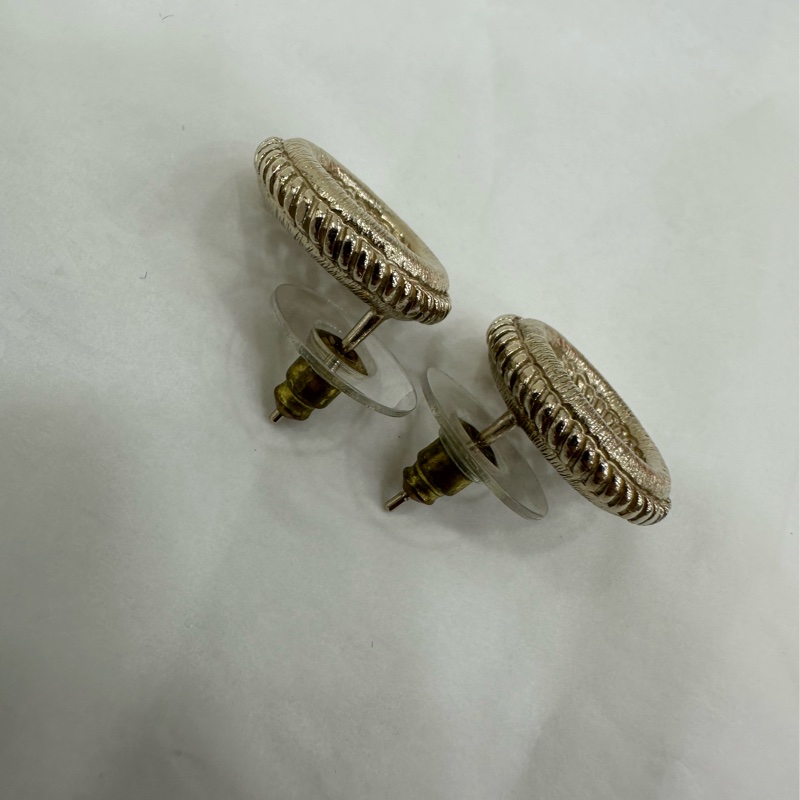 Chanel經典雙C鏤空背扣耳環-1