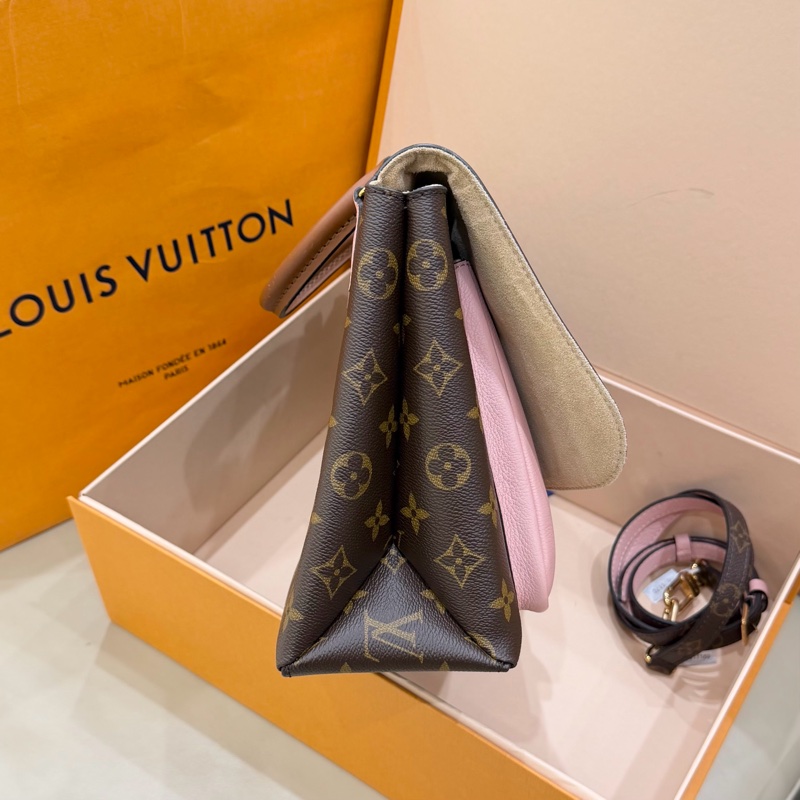 LV老花拼粉色锁头邮差包-1