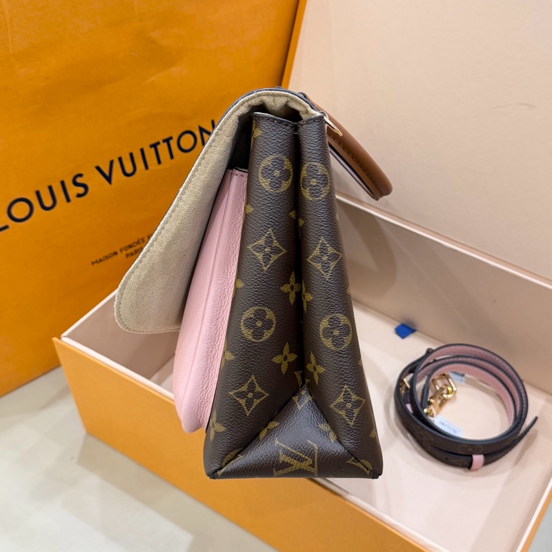 LV老花拼粉色锁头邮差包-3