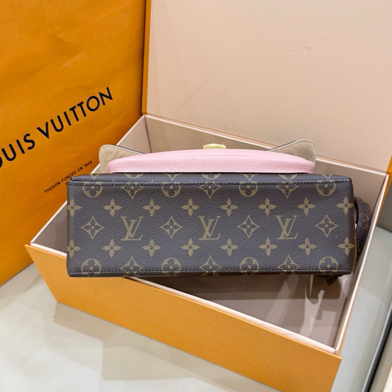 LV老花拼粉色锁头邮差包-4