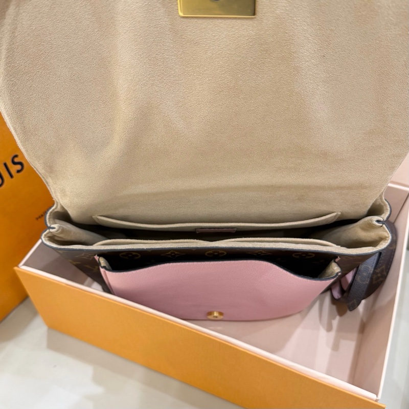 LV老花拼粉色锁头邮差包-5