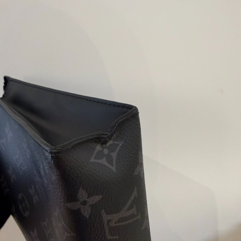 LV Voyage MM灰黑手拿包 晶片-3