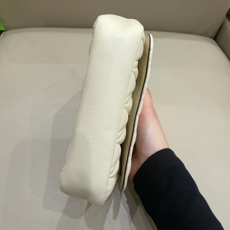 Versace範思哲Virtus系列白色金扣鏈條包-4